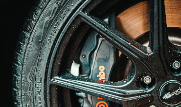 Image d'illustration de plaquettes de freins sur une roue