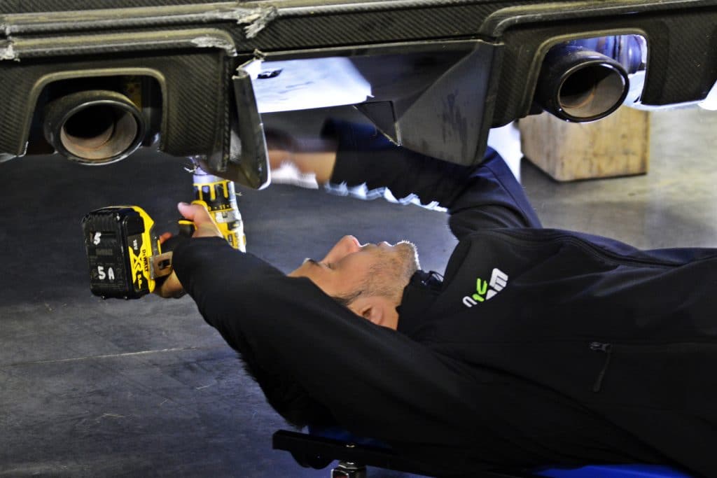image d'un mécanicien sous une voiture