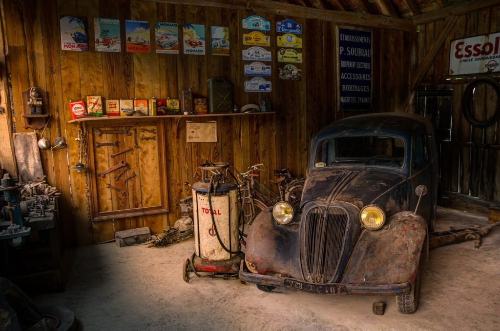Ancienne citroen dans un vieux garage